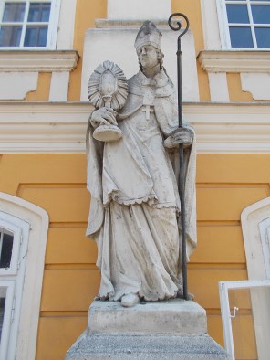 마그데부르크의 성 노르베르토_photo by Globetrotter19_at the west entrance of the Premontre Provost Palace in Csorna_Hungary.jpg